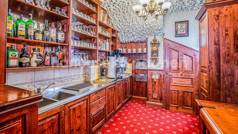 Bar s dřevěnými regály a lahvemi