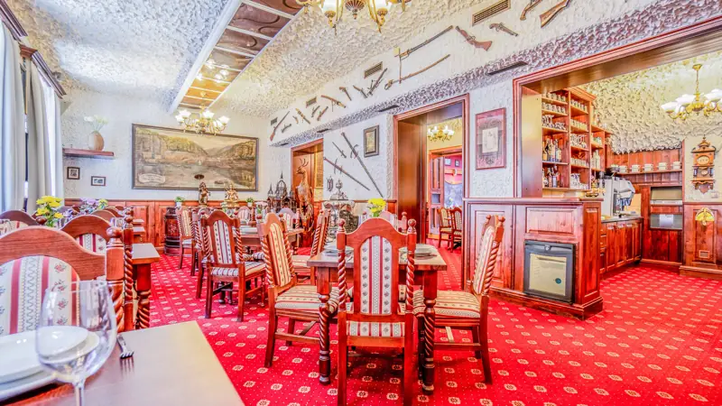 Restaurace s mahagonovým obložením a červeným kobercem